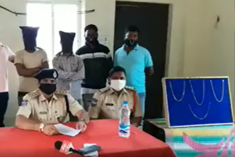 Tandoor police have arrested two interstate robbers in Vikarabad district