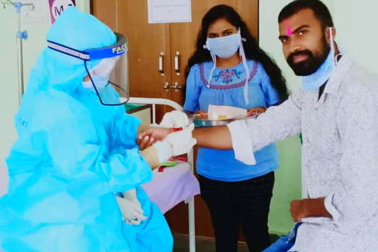 Nurses of gariaband covid Hospital tied Rakhi to Corona patients