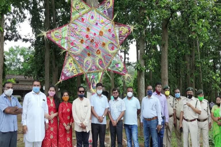 Kondagaon Forest Division tied rakhi on tree