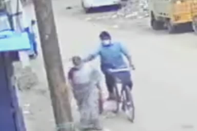 madurai chain snatching  madurai chain snatching cctv footage  மதுரை செயின் பறிப்பு சிசிடிவி  மதுரை மாவட்டச் செய்திகள்