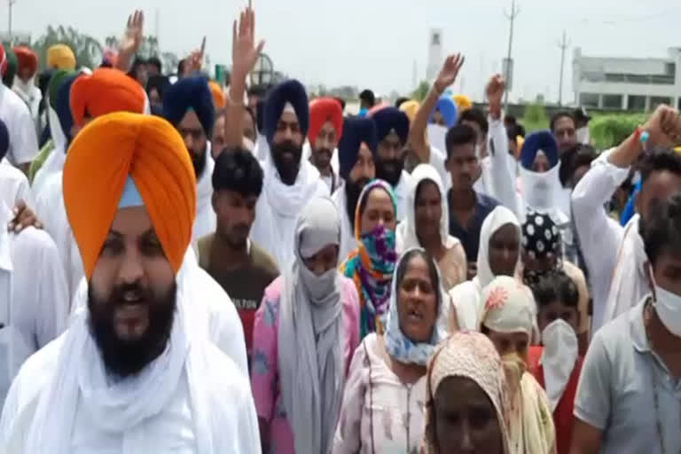 Youth Akali Dal staged a demonstration to demand action against the accused in the poisonous liquor case in tarn taran