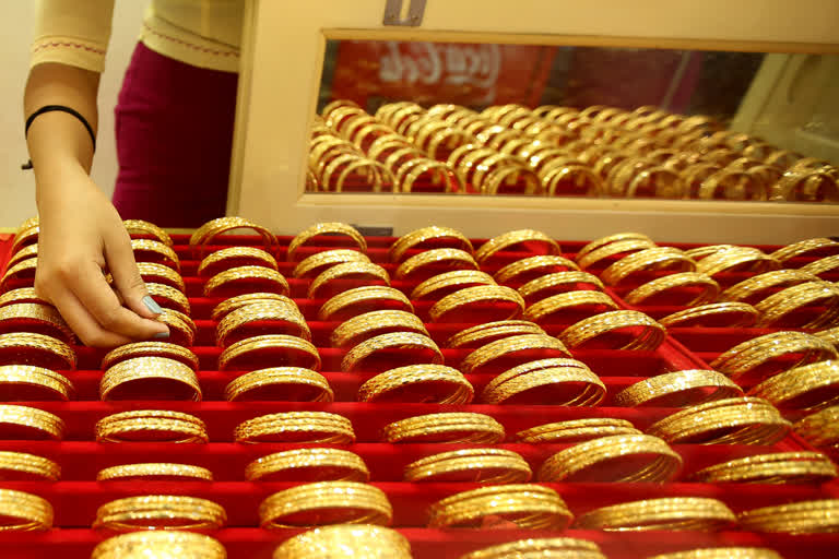 Gold rises by Rs 185 to Rs 54,678 per 10 gram