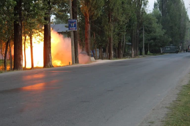 Army diffuses IED  Srinagar-Baramulla National Highway  ceasefire violation  Improvised Explosive Device  Army diffuses IED on Srinagar-Baramulla National Highway  ശ്രീനഗർ-ബാരാമുള്ള ദേശീയപാതയിൽ സ്ഫോടകവസ്തു ബോംബ് സ്ക്വാഡ് നശിപ്പിച്ചു  ശ്രീനഗർ-ബാരാമുള്ള ദേശീയപാത