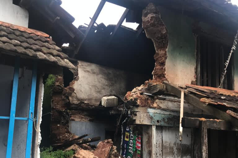 The building collapsed due to heavy rain and no one was injured.  building collapsed  കണ്ണൂരിൽ ശക്തമായ മഴയിൽ കെട്ടിടം തകർന്നു