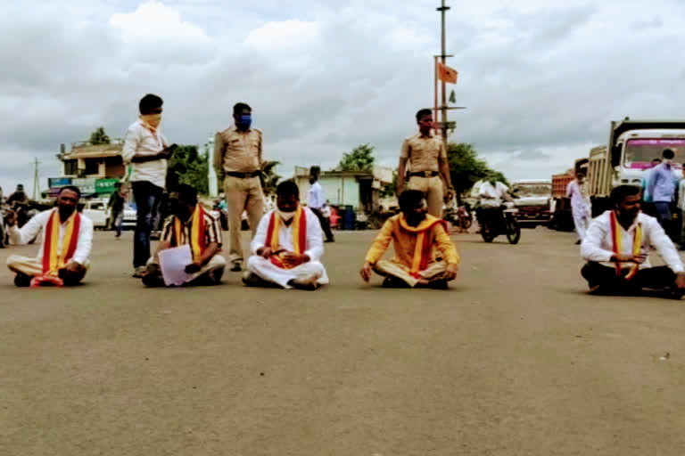 Karnataka Rakshna vedike activists Protest in Athani..