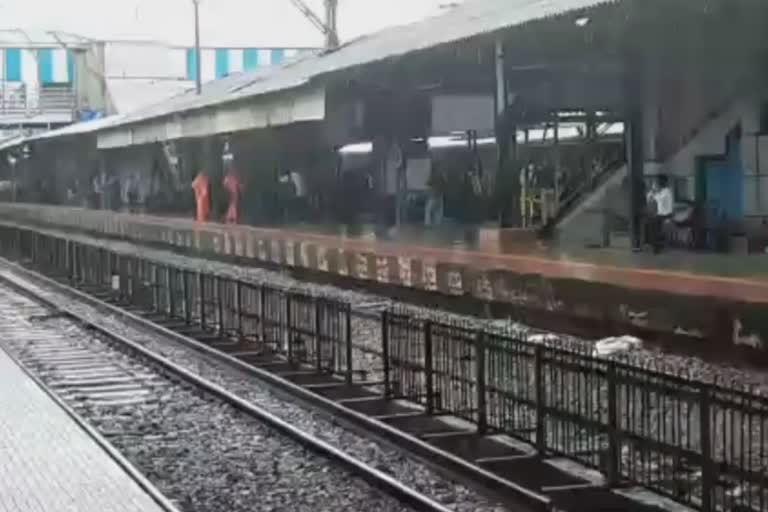 thane rain news  thane heavy rain news  rain effect railway  thane rain update  ठाणे पाऊस अपडेट  पावसाचा रेल्वेवर परिणाम  ठाणे पाऊस बातमी