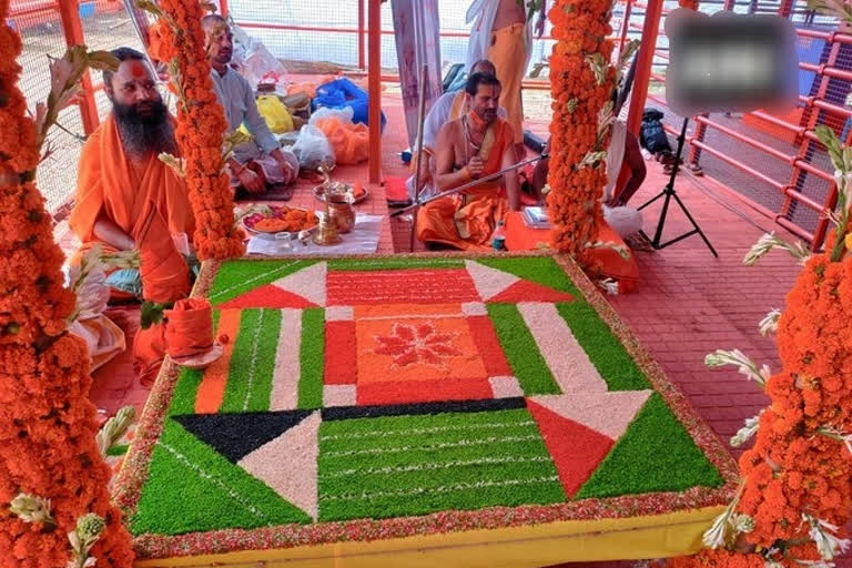 'Ramarchan Puja' - a prayer to invite all major gods and goddesses, was conducted at Ram Janambhoomi site