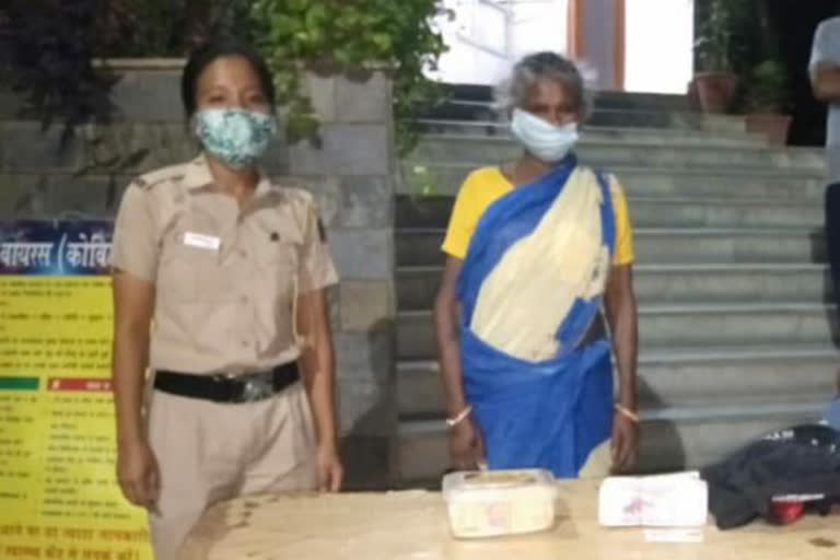 ambedkar nagar police arrested grandson with grandmother for robbing bag