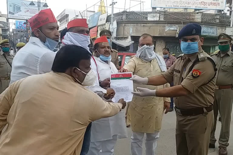 samajwadi party workers protest