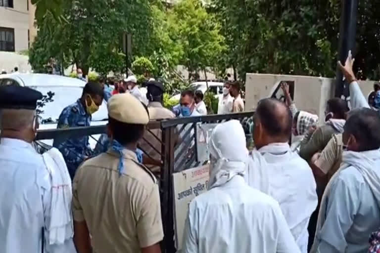 sacked pti teacher protest in front of mulchand sharma in faridabad