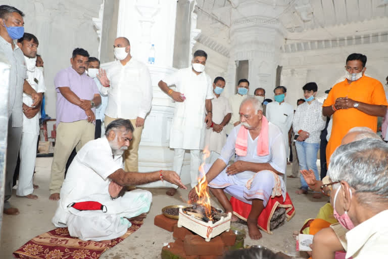 Union Minister reached Thakur Baba temple and worshiped with family members