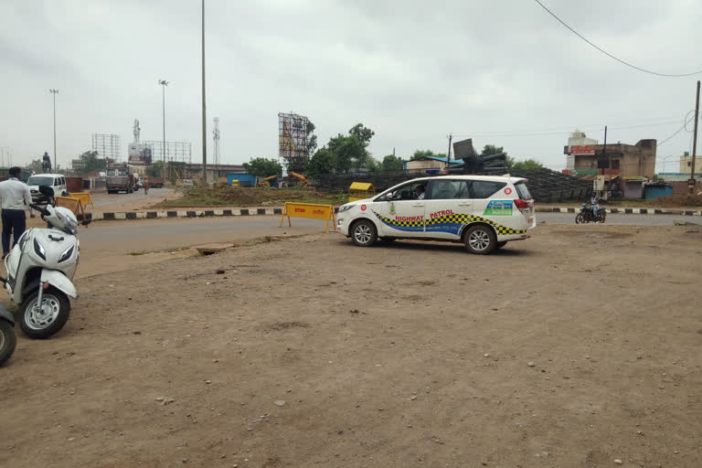 Raipur police action against those who do not follow the rules of lockdown