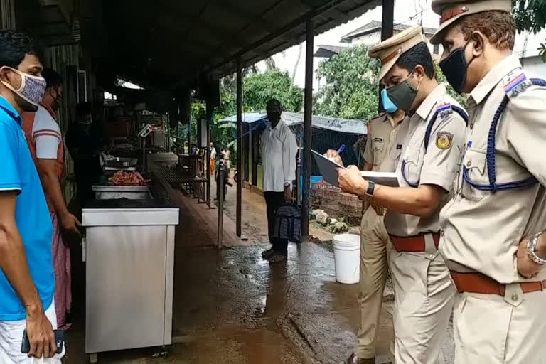 മലപ്പുറത്ത് പൊലീസിന്‍റെ മിന്നല്‍ പരിശോധന  കൊവിഡ് വാർത്തകൾ  മലപ്പുറം കൊവിഡ് വാർത്തകൾ  malappuram police raid news  covid news malappuram  malappuram police checking news