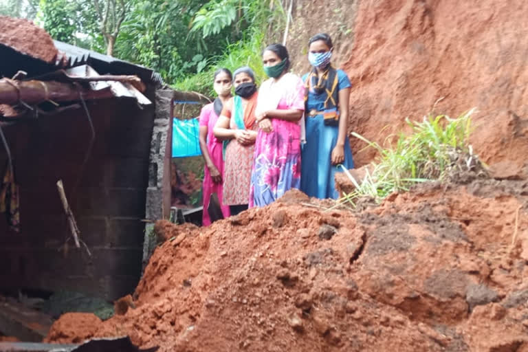 ഇടുക്കിയില്‍ വീടിനുള്ളിലേക്ക് മൺതിട്ടയിടിഞ്ഞുവീണ് അപകടം  latest idukky