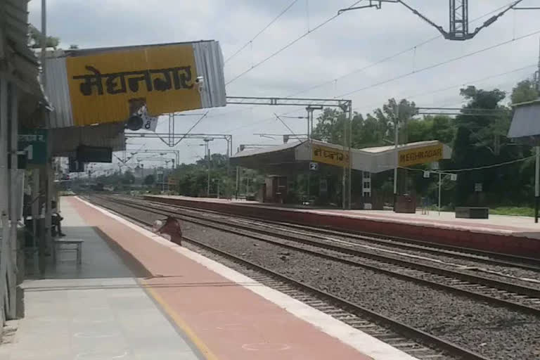 Broken overbridge at railway station in Jhabua, people are in trouble