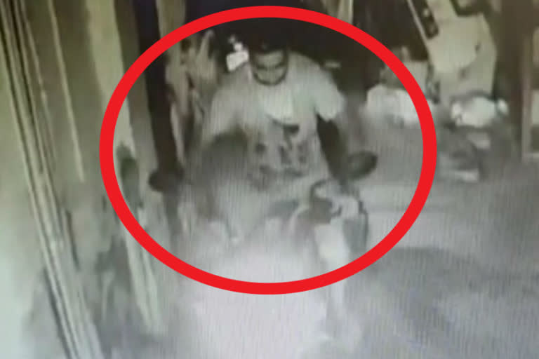 CCTV footage of bike theft incident of DLF colony in Ghaziabad