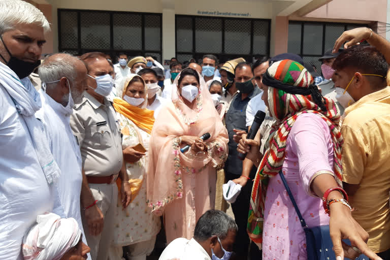 dispute between jjp leader and women protesters in charkhi dadri