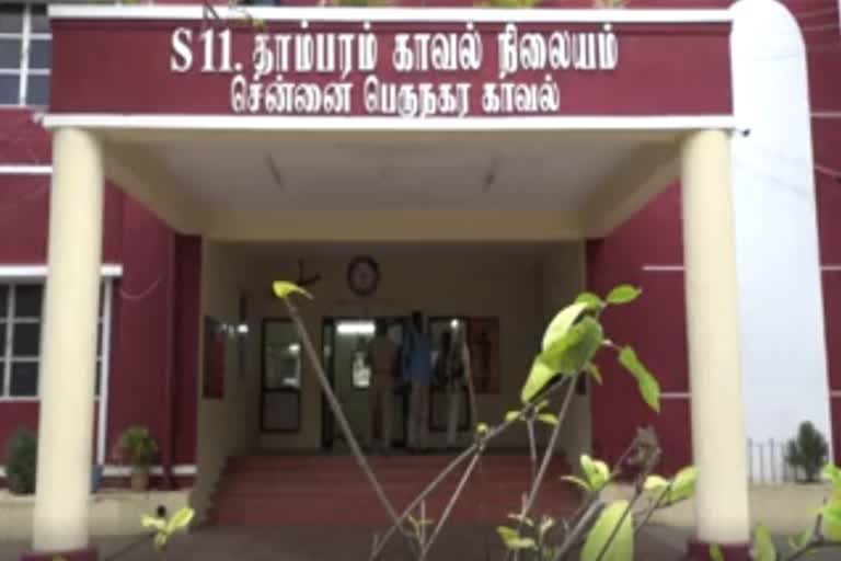 புகையிலை பொருட்கள், மதுபாட்டில்கள் வீட்டில் விற்பனை செய்த 2 பேர் கைது