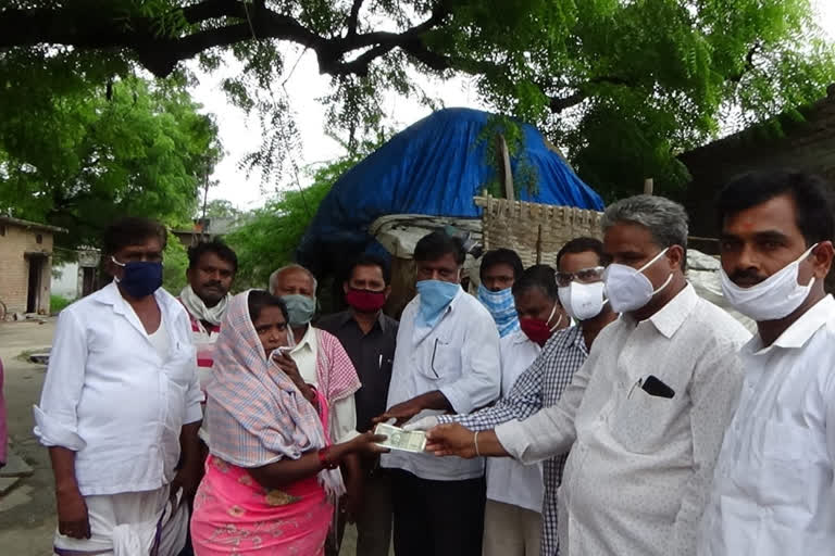 sanitizer drunk and died people families given 25 thousand rupees by kurichedu mla