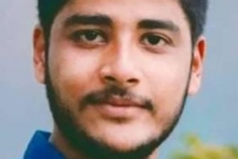 man was found  drowned  മൃതദേഹം കണ്ടെത്തി  പത്തനംതിട്ട  കുറ്റൂർ റെയിൽവേ മേൽപ്പാലം  മൃതദേഹവും കണ്ടെത്തി  യുവാവിന്‍റെ മൃതദേഹം കണ്ടെത്തി