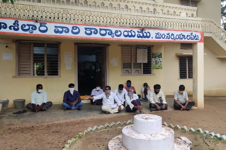 fermers protest in front of mro office at narasimhulapeta in mahabubabad district