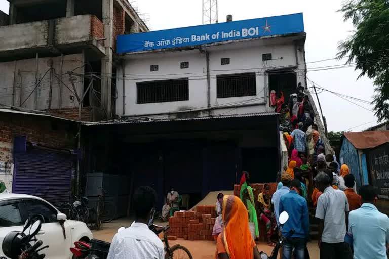 Bank of India crowds of customers in giridih