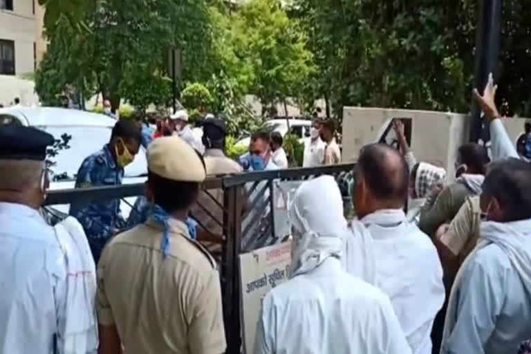 sacked pti teacher protest in front of mulchand sharma in faridabad