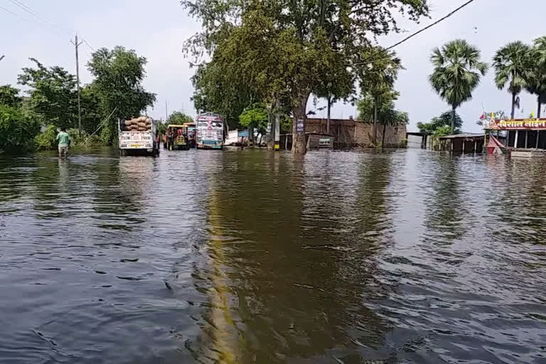 مشرقی چمپارن: کیسریہ کے ایس ایچ 74 پر چھوٹی گاڑیوں کی آمدورفت متاثر