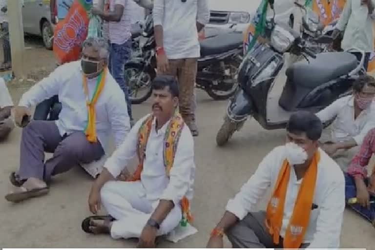 andhra pradesh bjp protest against sub inspector negligence in gang rape case si sent on vr dsp assures stern Etv Bharat news