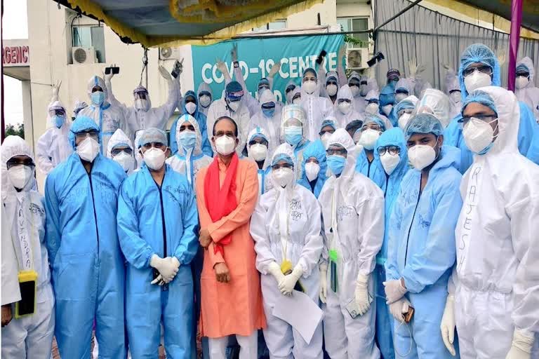 CM Shivraj with hospital staff