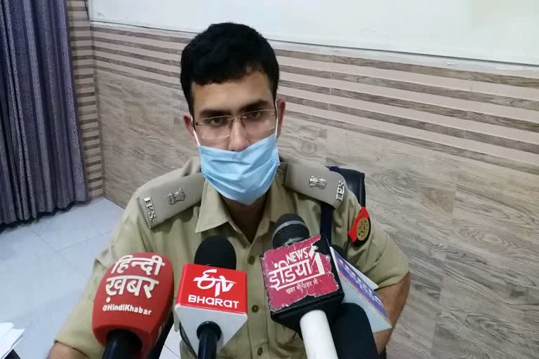 जानकारी देते पुलिस अधीक्षक.