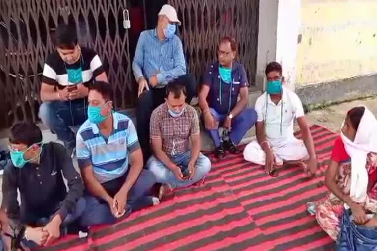 Contracted medical workers strike on their demands in hazaribag