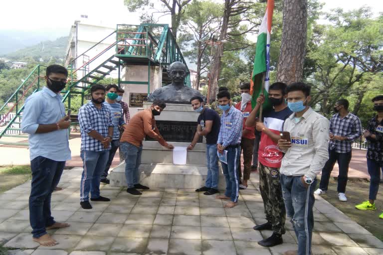 NSUI handed over letter to Mahatma Gandhi's statue in dhramshala