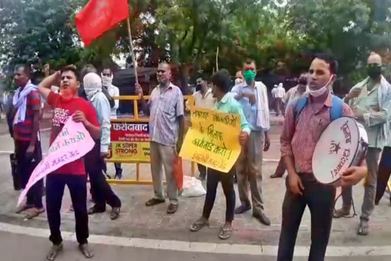 workers protest on mini secretariat faridabad for compensation