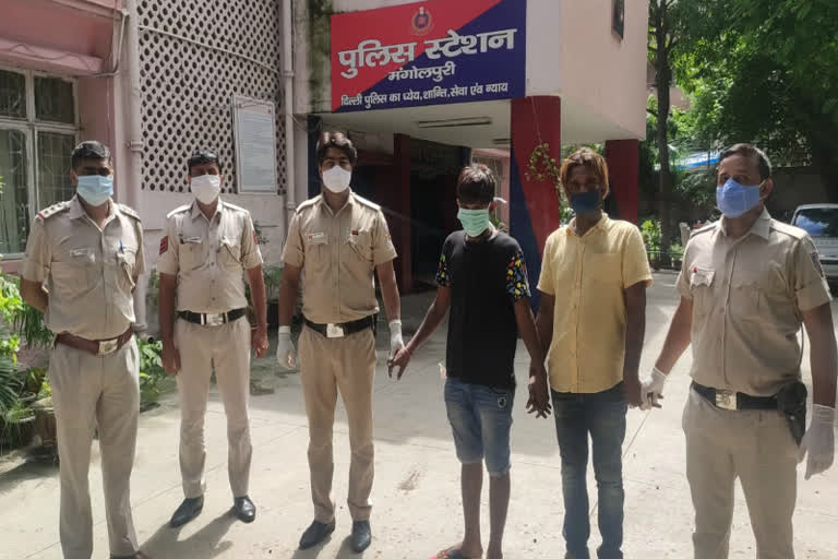 mangolpuri police arrested two notorious crooks