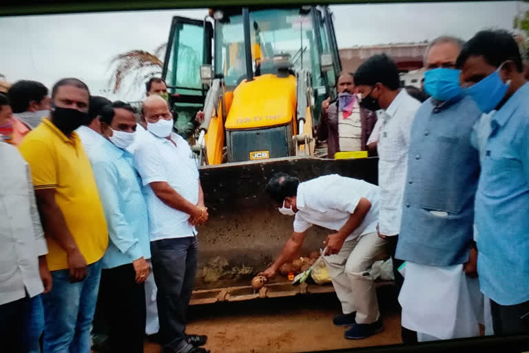 ఇంటింటికి నల్లా పనులను ప్రారంభించిన ఎమ్మెల్యే