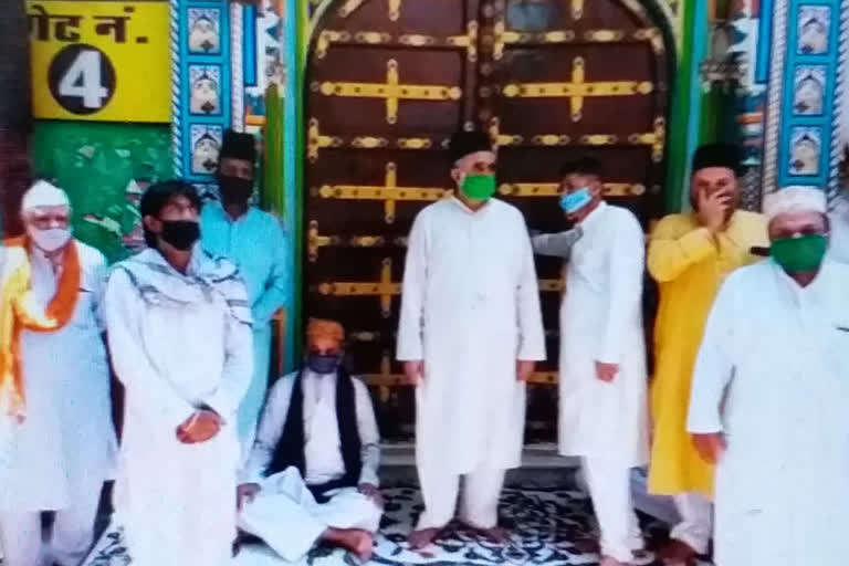 Servants object to the guide at Dargah Gharib Nawaz