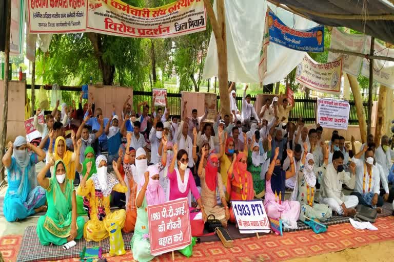 sacked PTI teacher protest outside Bhiwani mini Secretariat since 52 days