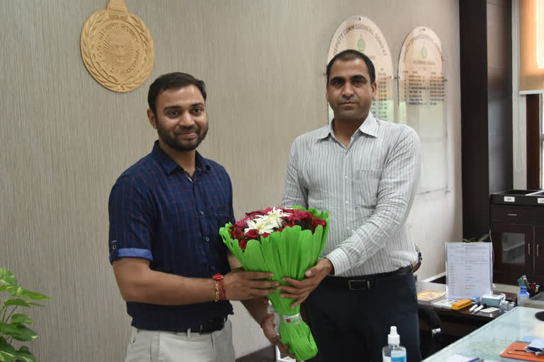 sonipat deputy commissioner congratulated upsc topper pradeep singh