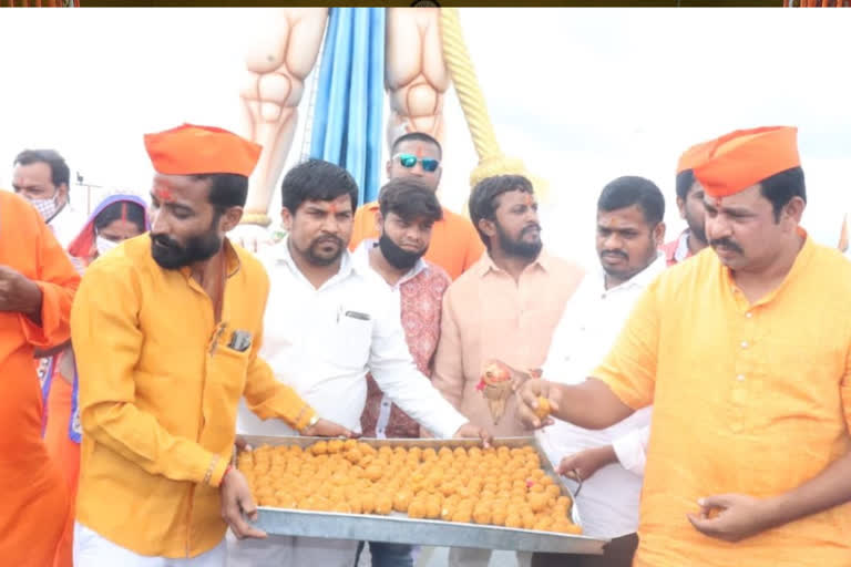 goshamahal mla rajasingh celbrates at akashapuri temple