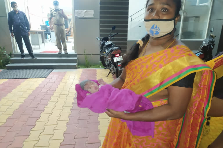 baby was left on road side at tiruchanur at chittor