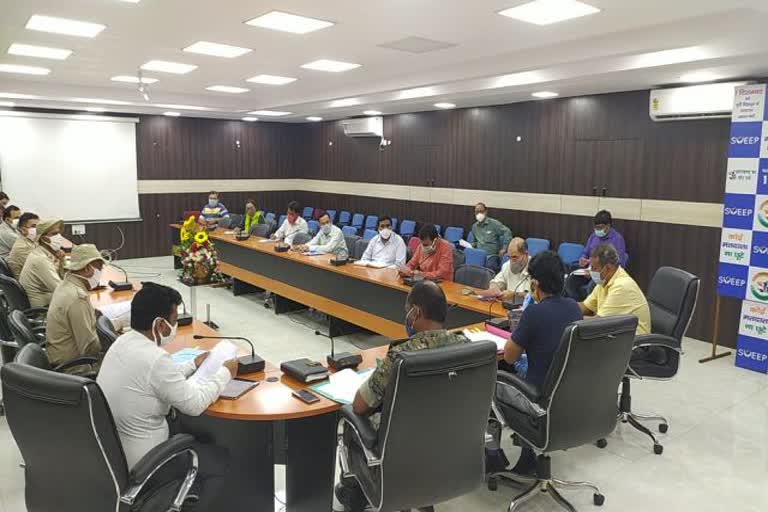 DC holds meeting with officials in jamshedpur