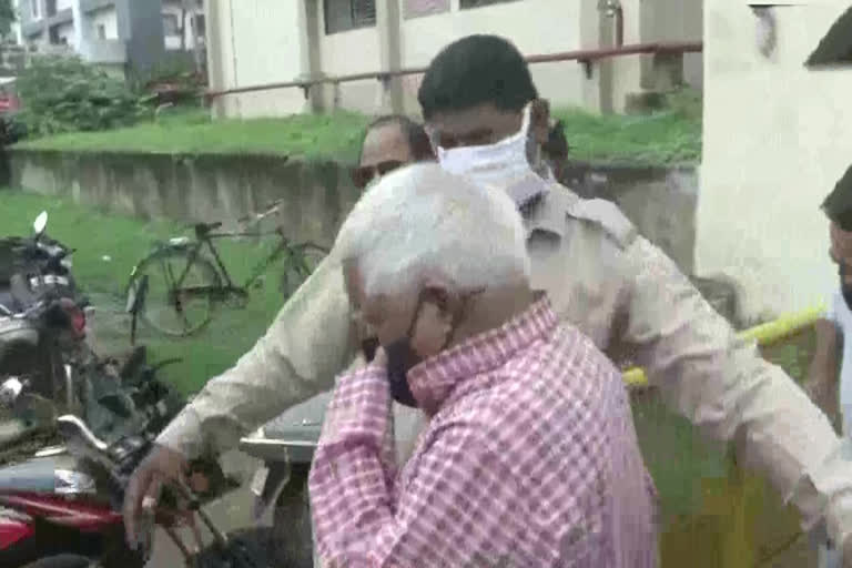 Former Bihar CM & RJD Chief Lalu Yadav shifted to Rajendra Institute of Medical Sciences Director's bungalow in Ranchi.