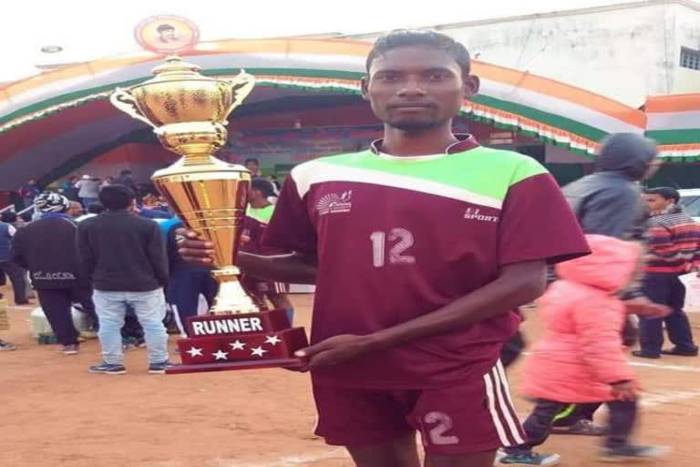 Football player Ratan Marandi died in road accident in dhanbad