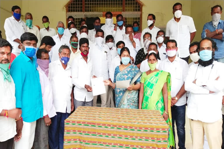 Government whip gongidi sunitha distributing CM Relief Fund checks