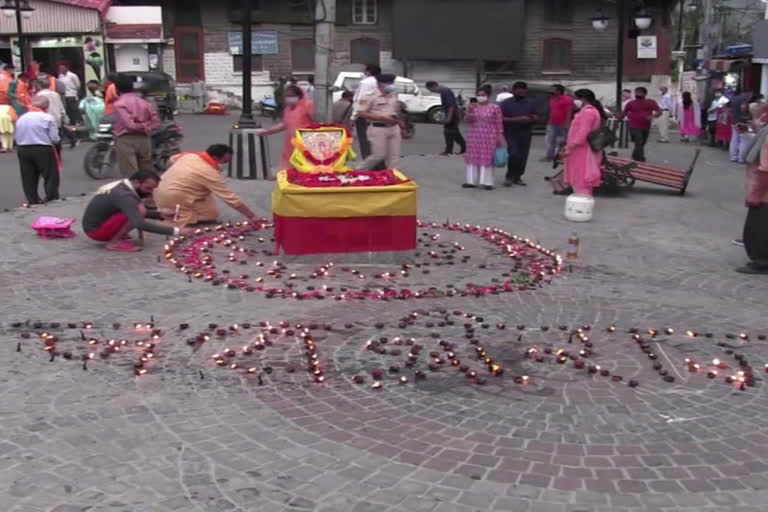 People of Mandi light lamps