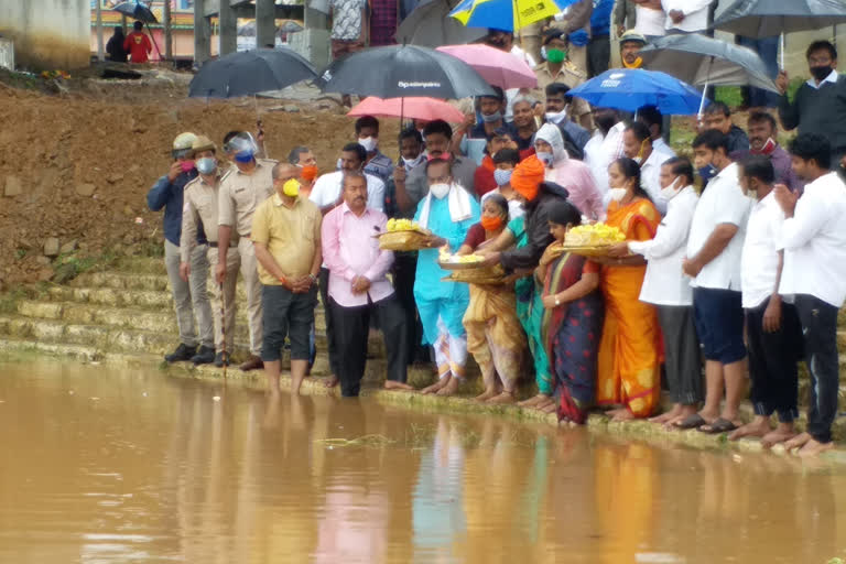 Minister K. S. Eshwarappa offering Bagina to Tunga river