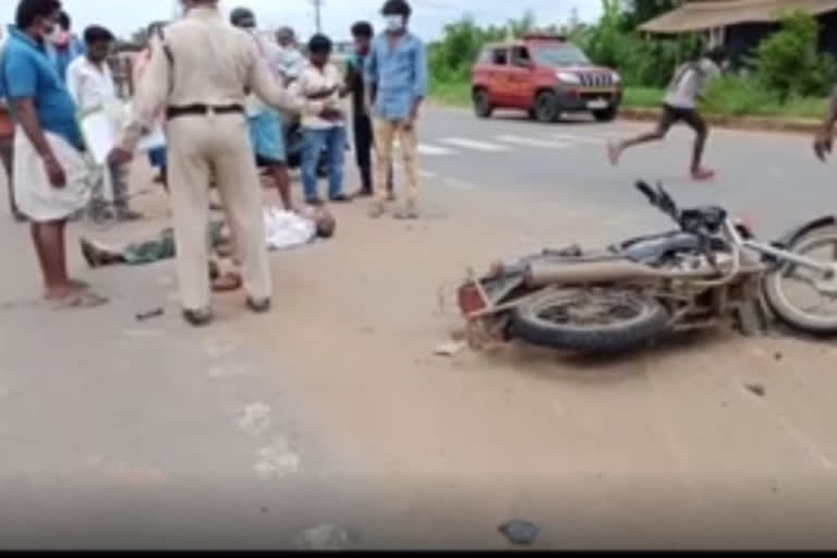 రెండు ద్విచక్రవాహనాలు ఢీ... ఒకరు మృతి