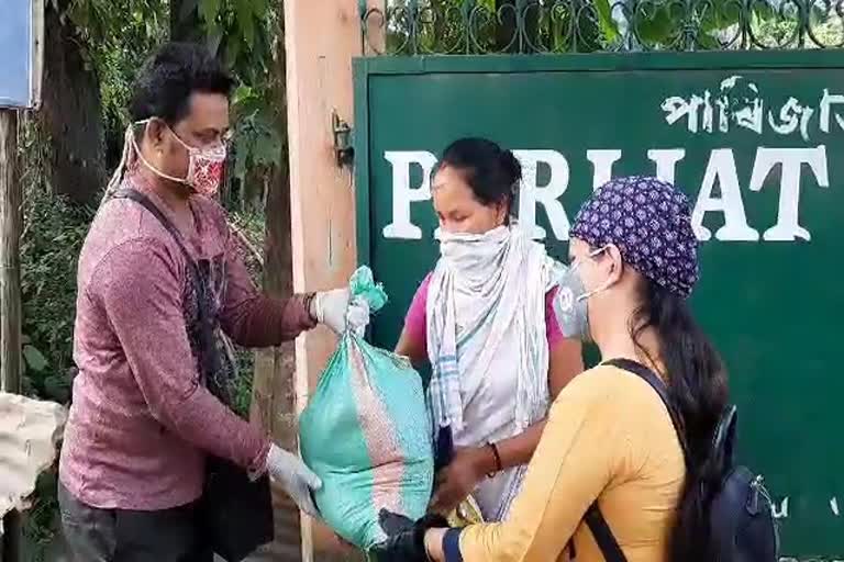 relief items distributed among poor woman by Senha Orgainzation