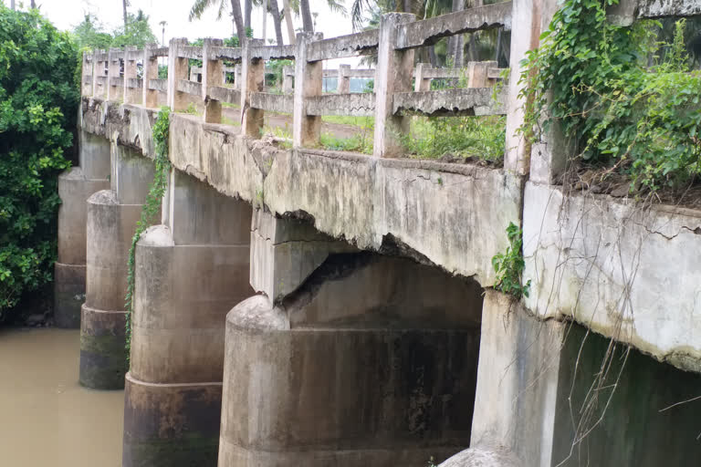 bridge in danger position at gorinka main drainge canal in east godavari district